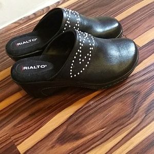 Women's size 9 slip on clogs